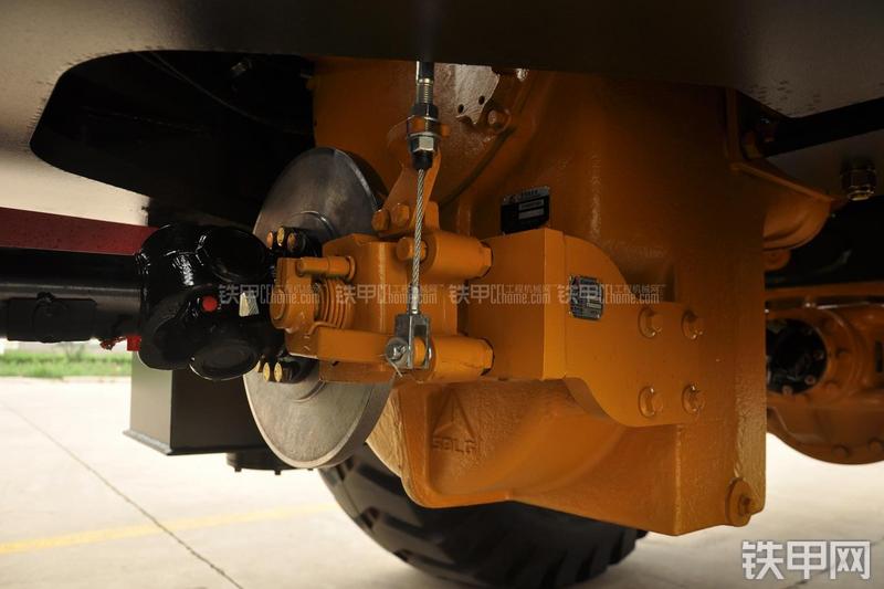 山东临工LG953装载机局部