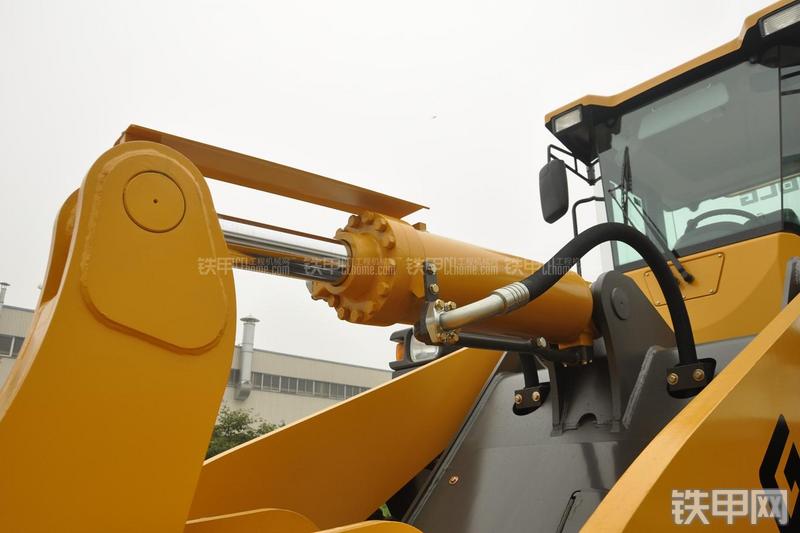 山东临工LG953装载机局部