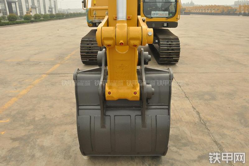 山东临工LG6135E挖掘机局部