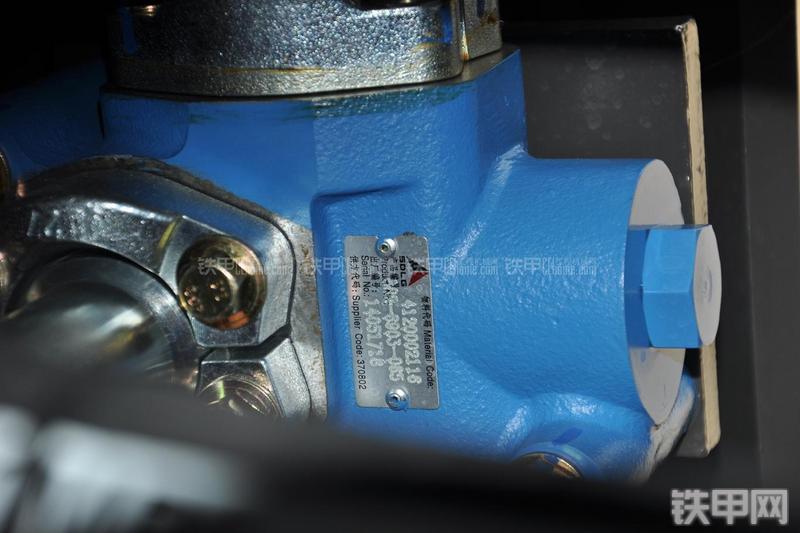 山东临工LG953N节能型装载机局部