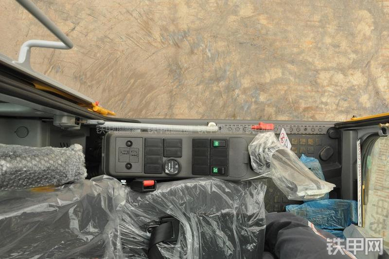 山东临工LG6135E挖掘机局部