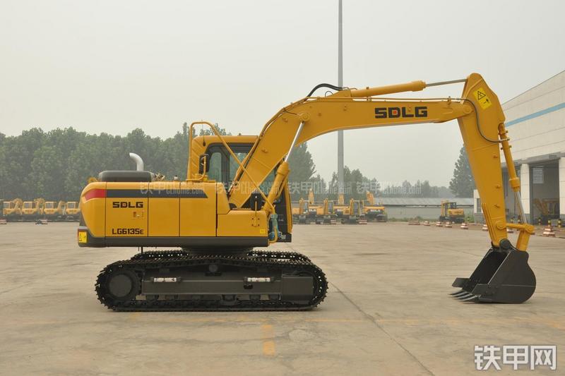 山东临工LG6135E挖掘机整机外观