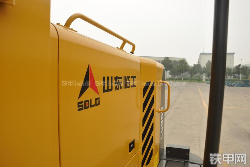 山东临工LG953装载机局部