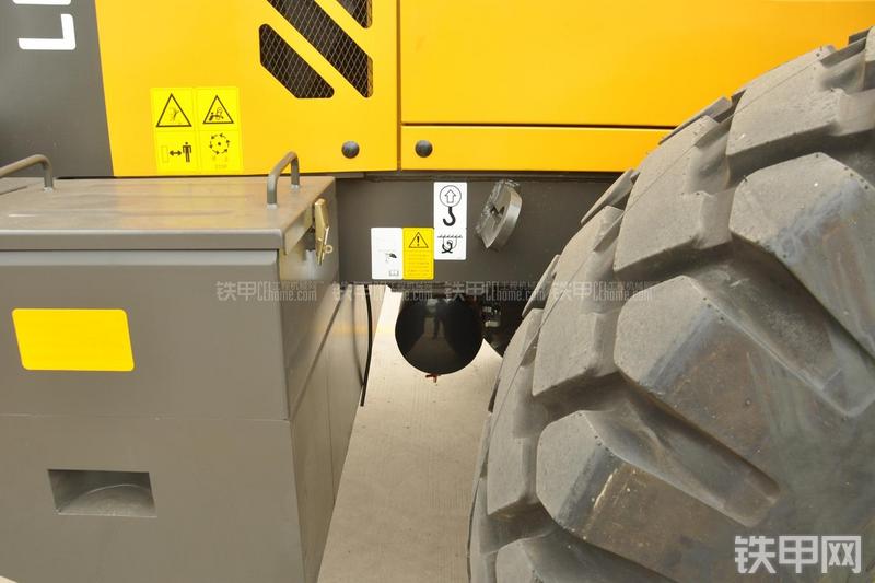 山东临工LG953N节能型装载机局部