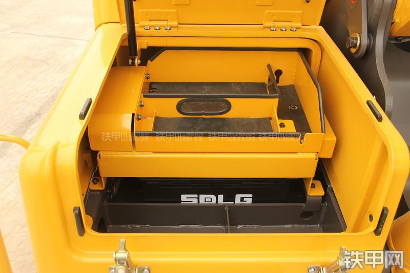 山东临工LG6225E挖掘机局部