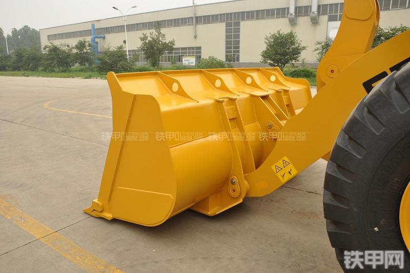 山东临工LG953装载机局部