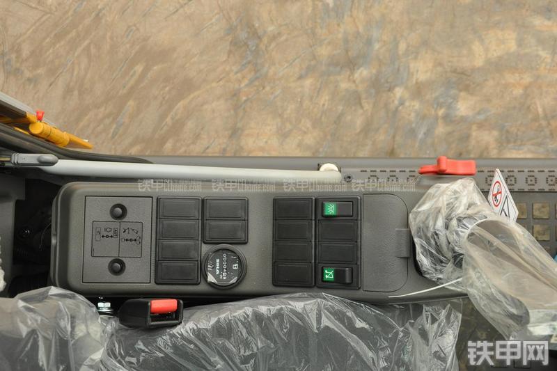 山东临工LG6150E挖掘机局部