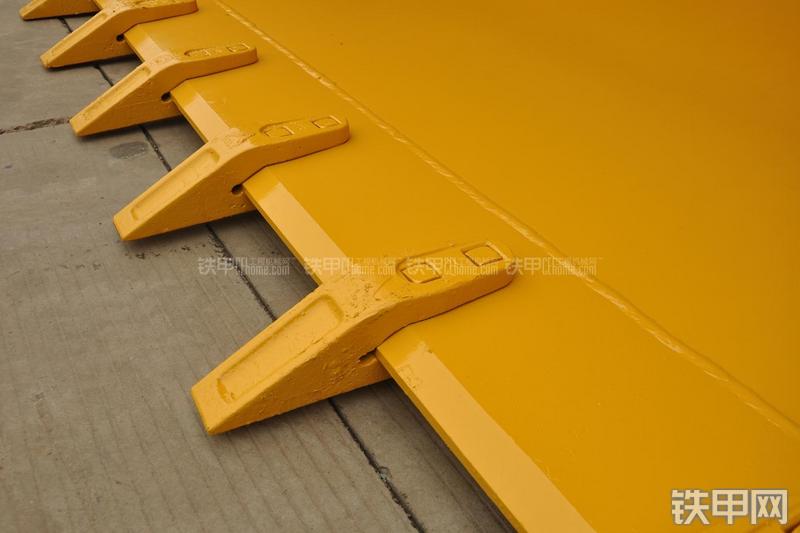 山东临工LG953装载机局部