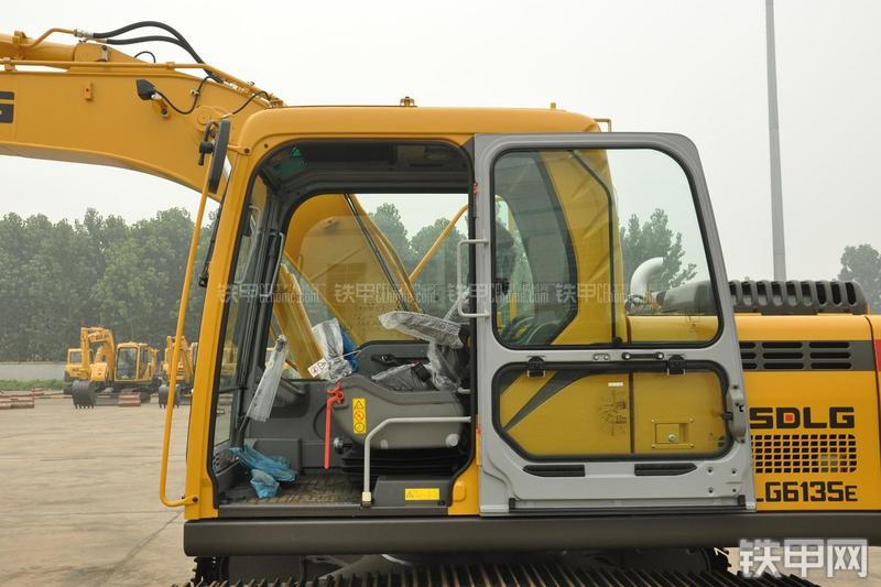山东临工LG6135E挖掘机局部