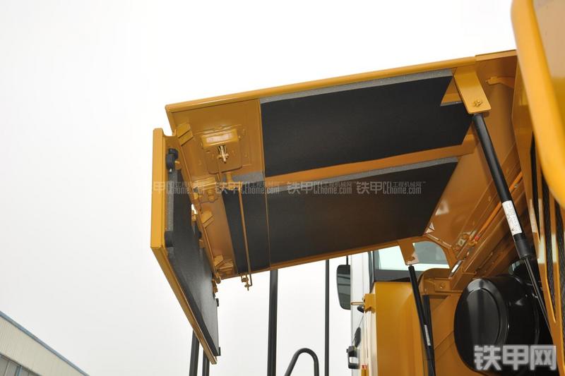 山东临工LG953装载机局部