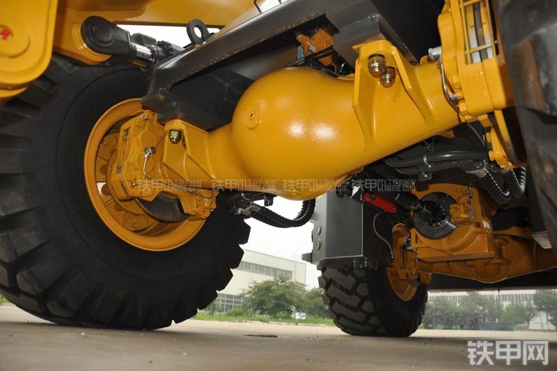 山东临工LG953N节能型装载机局部