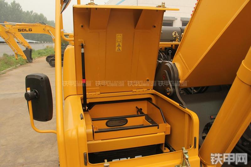 山东临工LG6210挖掘机局部