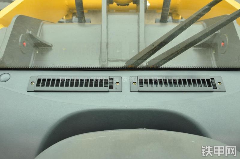 山东临工LG953装载机局部