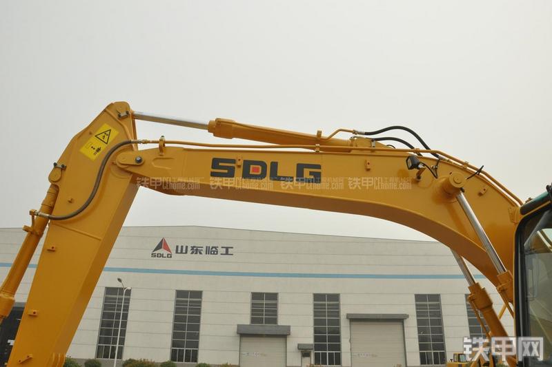 山东临工LG6135E挖掘机局部
