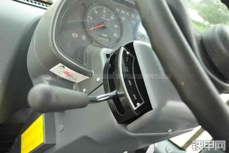 山东临工LG953装载机局部