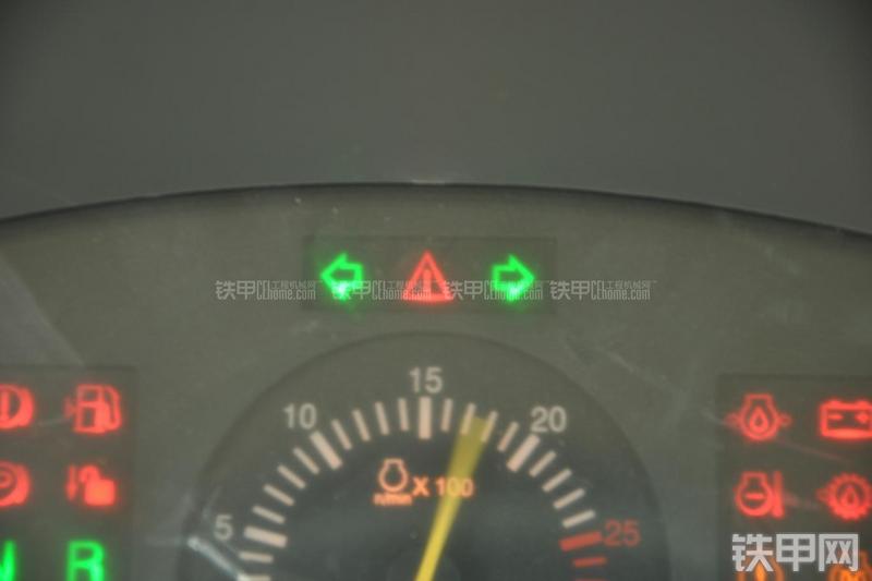 山东临工LG953N节能型装载机局部