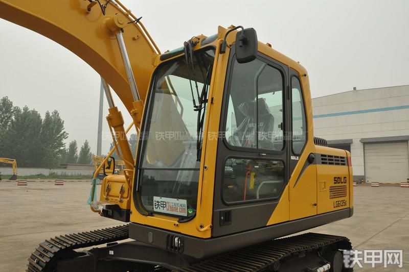 山东临工LG6135E挖掘机局部