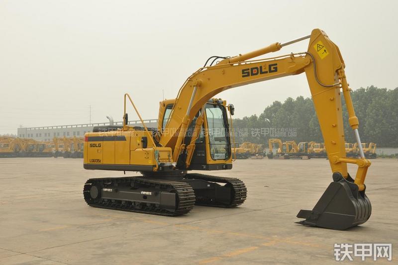 山东临工LG6135E挖掘机整机外观