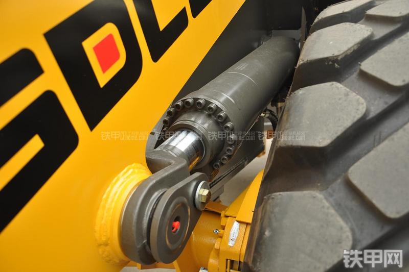 山东临工LG953N节能型装载机局部