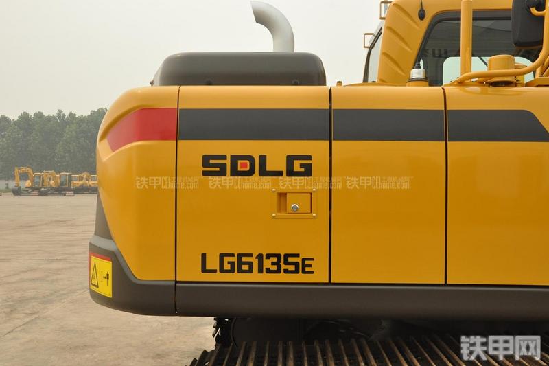 山东临工LG6135E挖掘机整机外观