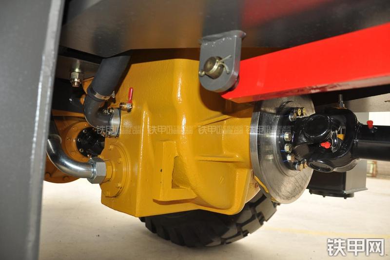 山东临工LG953N节能型装载机局部