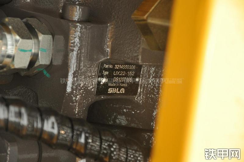 山东临工LG6135E挖掘机局部