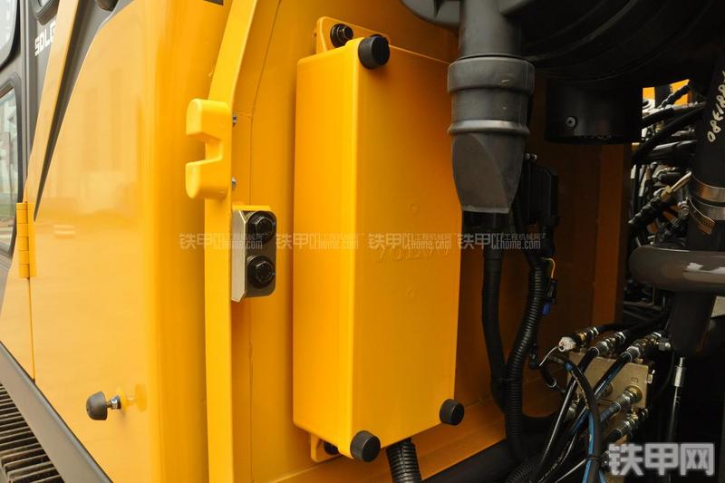 山东临工LG6135E挖掘机局部