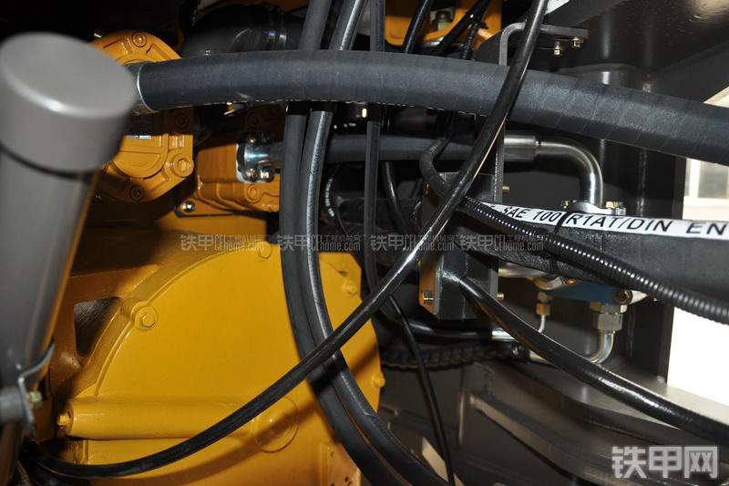 山东临工LG953装载机局部