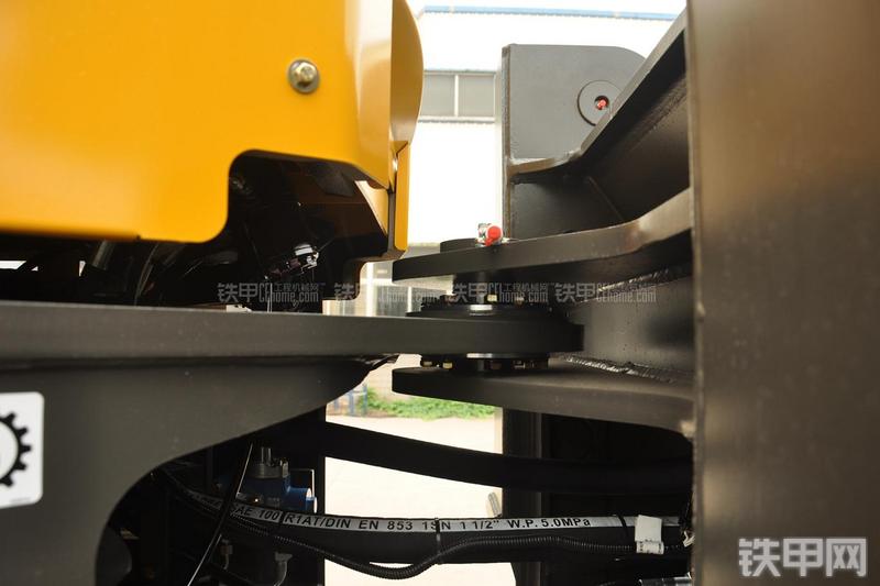 山东临工LG953装载机局部