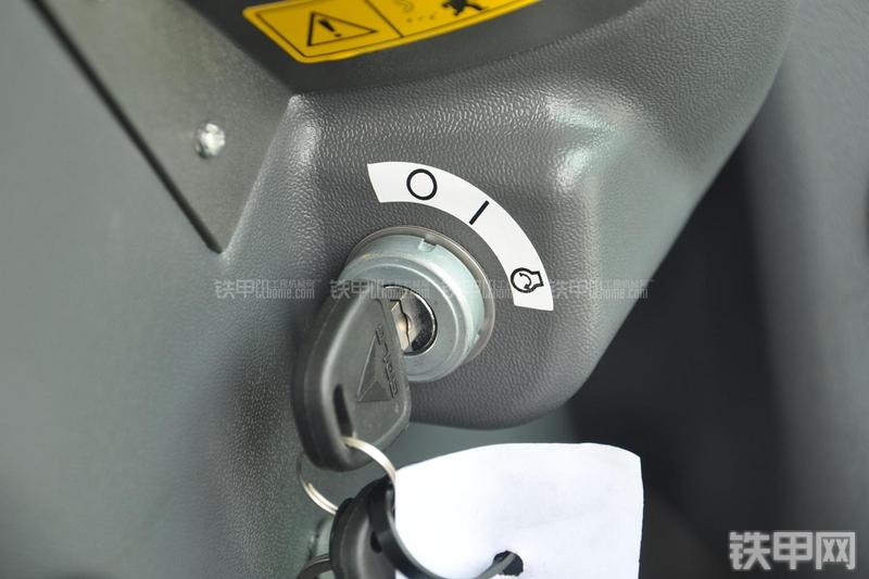 山东临工LG953装载机局部