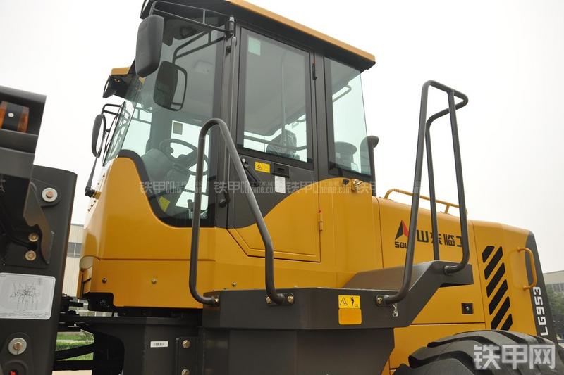 山东临工LG953装载机局部