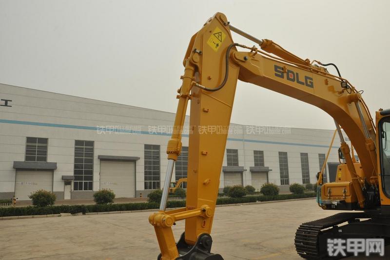 山东临工LG6135E挖掘机局部