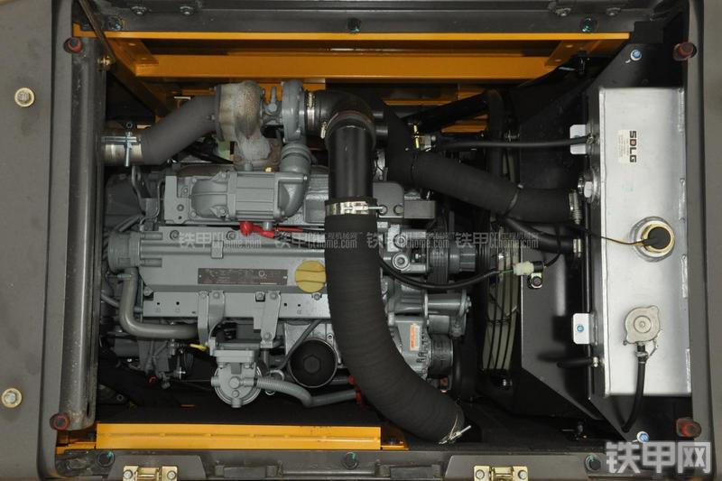 山东临工LG6135E挖掘机局部