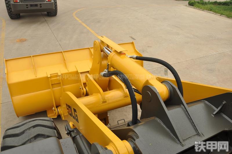 山东临工LG953装载机局部