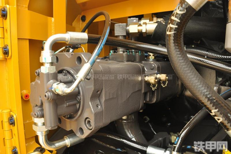 山东临工LG6135E挖掘机局部