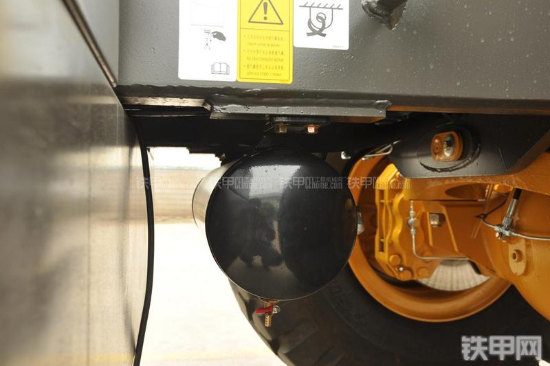 山东临工LG953N节能型装载机局部