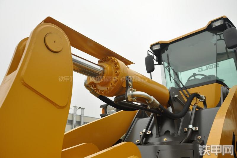 山东临工LG953N节能型装载机局部