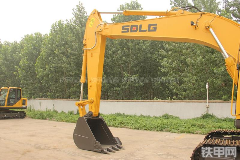 山东临工LG6210挖掘机局部