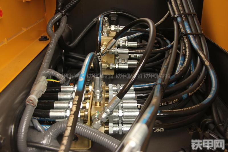 山东临工LG6225E挖掘机局部