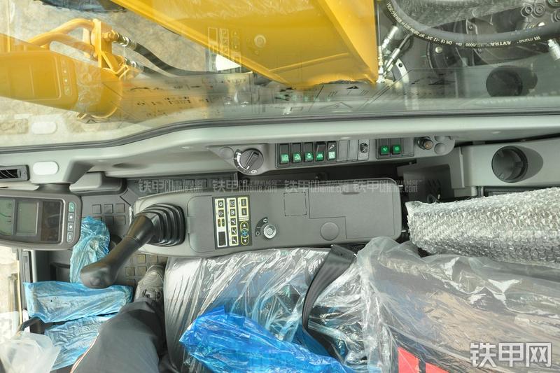 山东临工LG6135E挖掘机局部