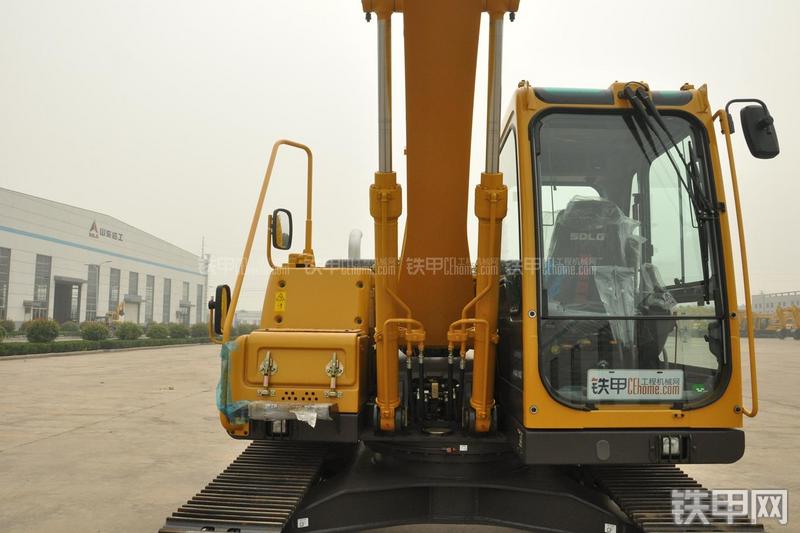 山东临工LG6135E挖掘机局部