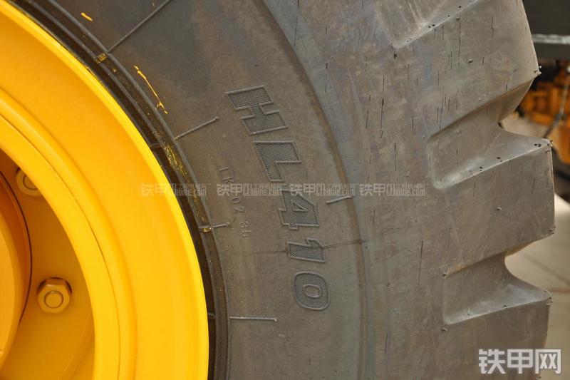 山东临工LG953装载机局部