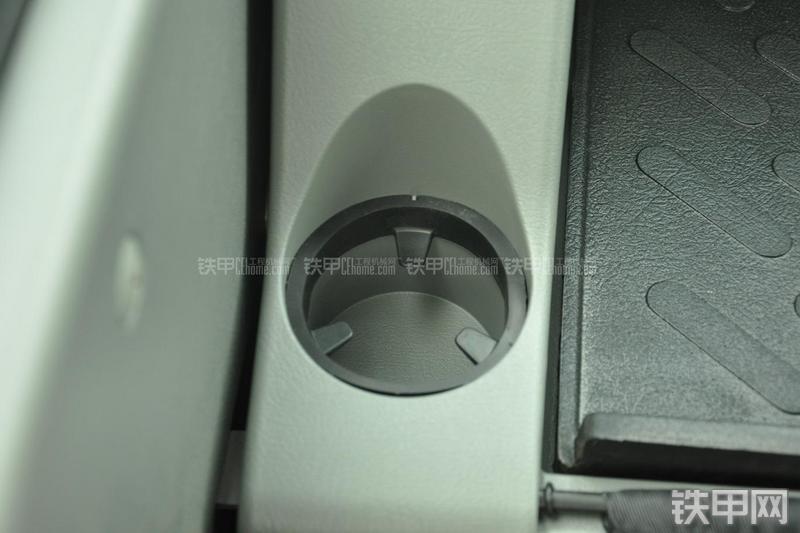 山东临工LG6135E挖掘机局部