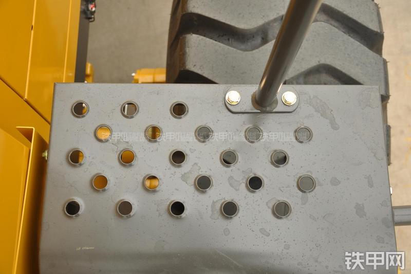 山东临工LG953装载机局部