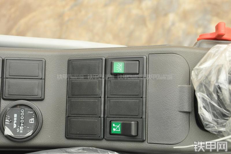 山东临工LG6210挖掘机局部