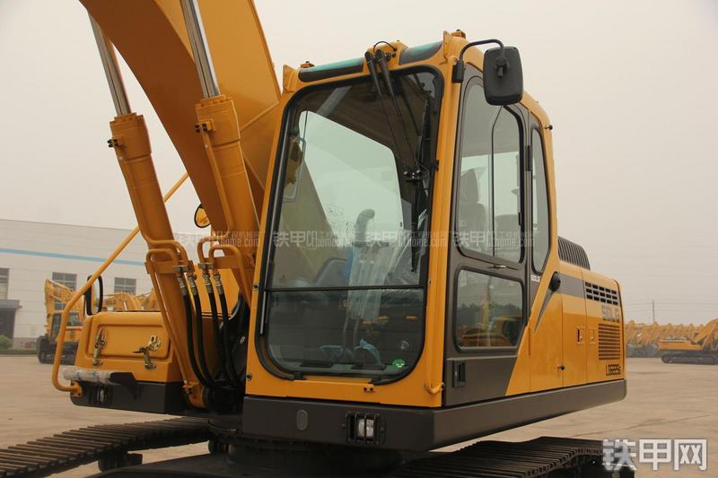 山东临工LG6225E挖掘机局部