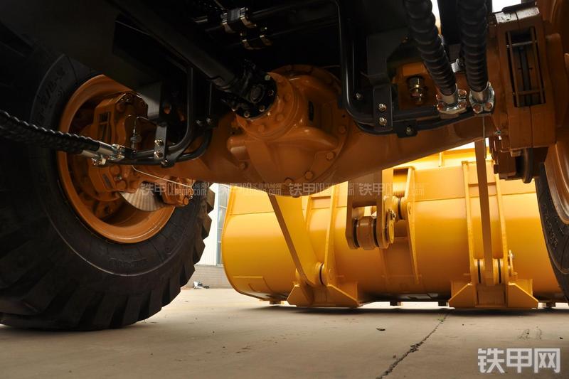 山东临工LG953装载机局部