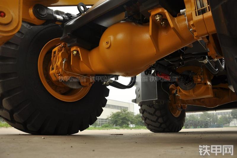 山东临工LG953N节能型装载机局部