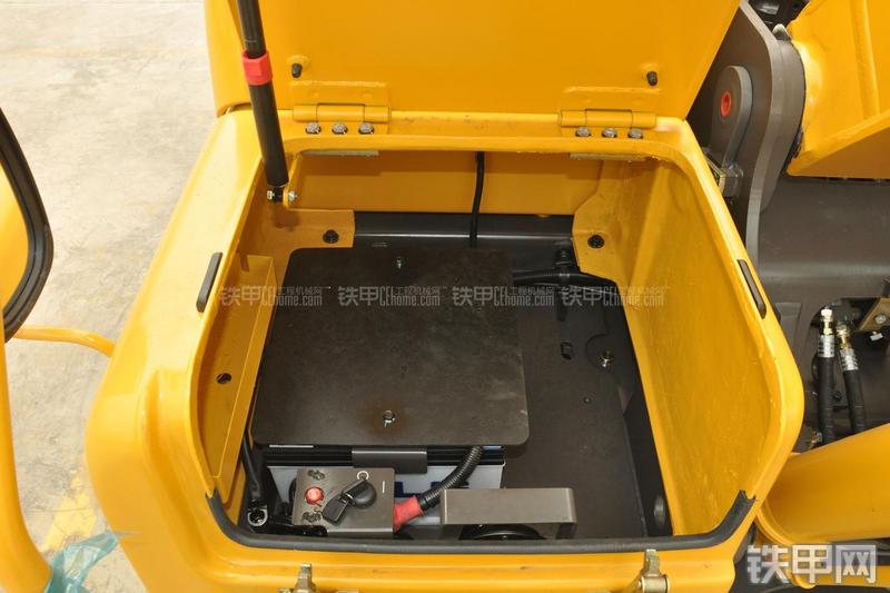 山东临工LG6135E挖掘机局部