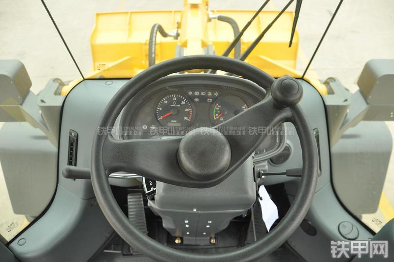 山东临工LG953装载机局部